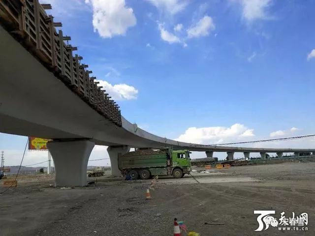 乌鲁木齐东二环乌奎互通式立交桥7月底贯通