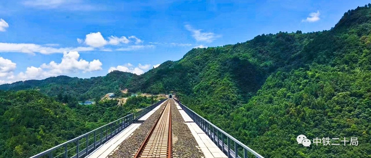 中铁二十局承建的瓮马铁路正线铺通