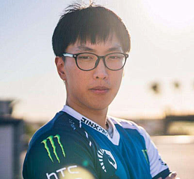 lol大师兄在虎牙首播看到直播间名字网友真接地气