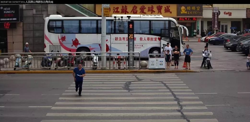 启东交警高清曝光第六批闯红灯行人!