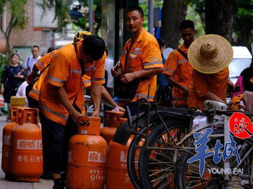 辛苦……晒!烈日下挥汗如雨的送煤气工