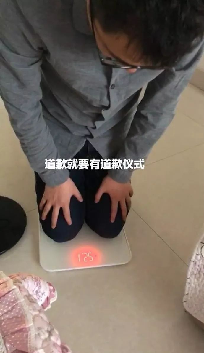 男儿膝下不仅有黄金,还有键盘,有榴莲,有方便面,有电子秤……事实证明