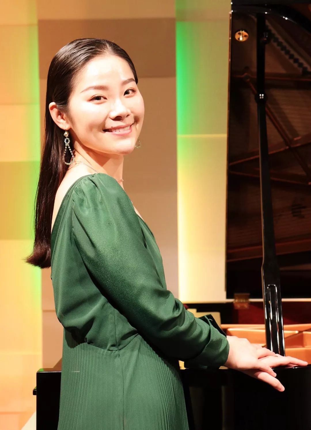 小型酒会之后李悦萌和李明阳给大家带来了精彩的独奏音乐会!