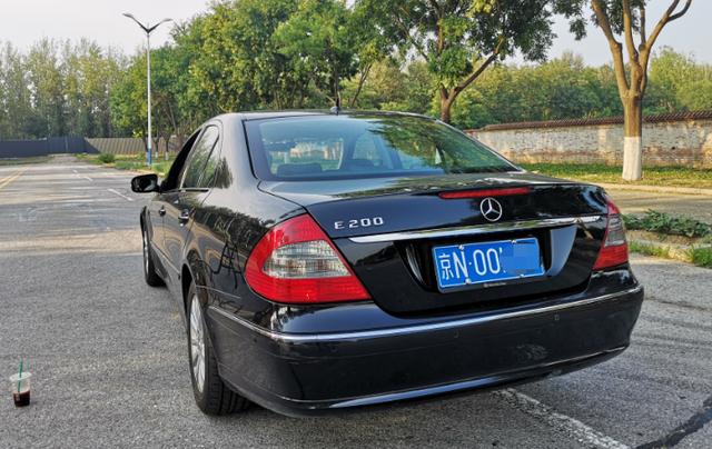 又遇奔驰e200黑内加桃木帅出天际车门上的两个字让人深思