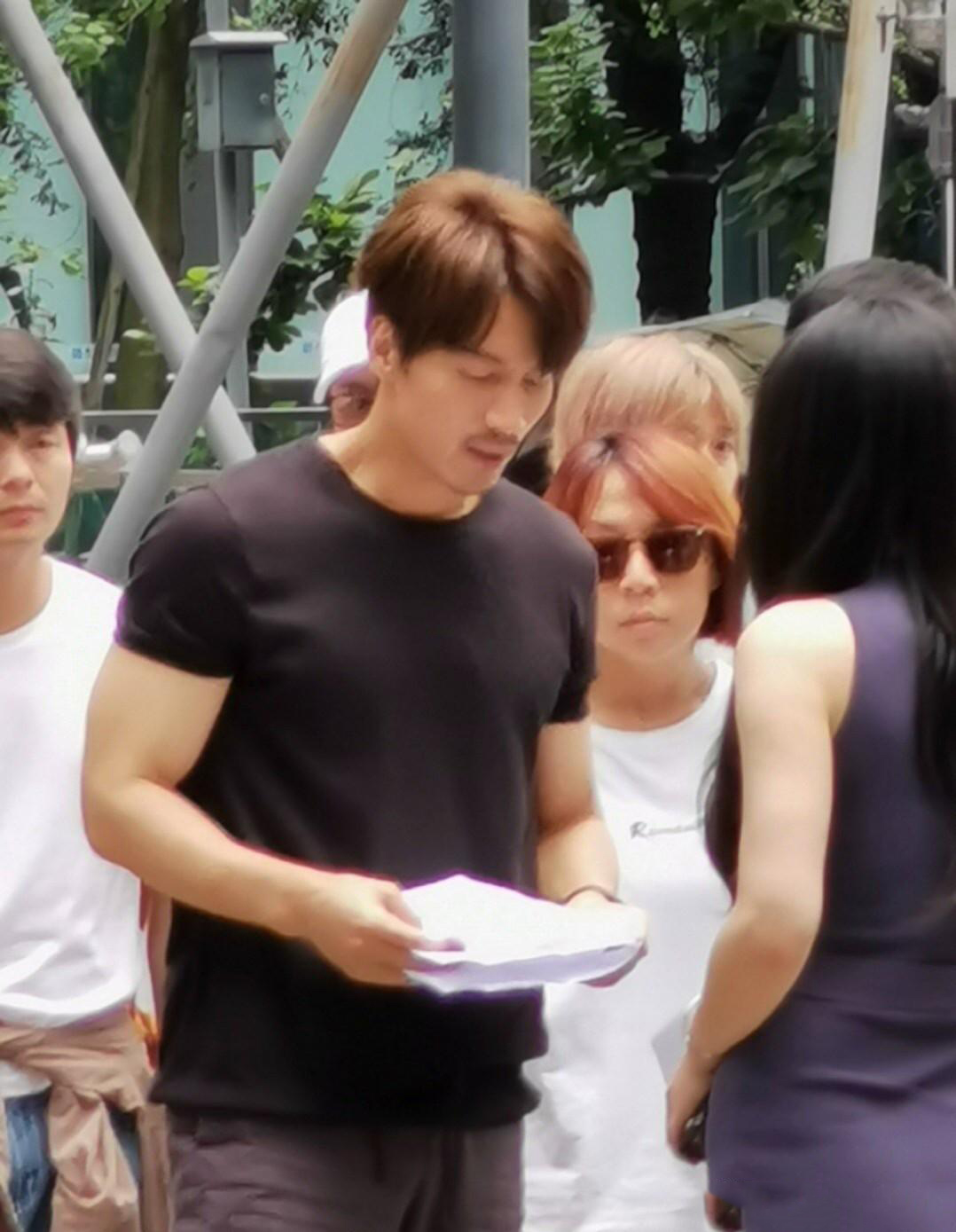 爆料:身穿淑女连衣裙的柳岩和言承旭,任素汐在成都拍戏实拍