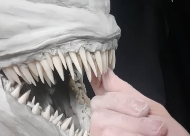 变得更加恶毒的英雄满嘴的尖牙小孩见了都会哭