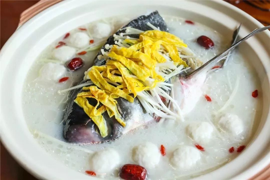 素珍顿鱼头与家宴风格不同的是,盛城酒楼的装修风格和整体菜品都比较