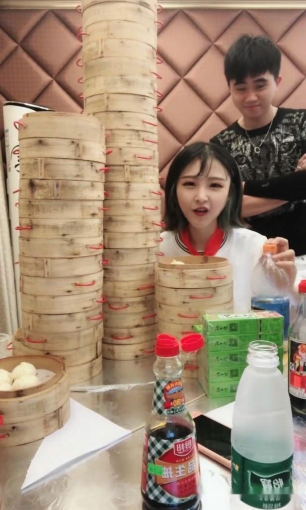 快手主播直播吃包子直播中途就遭到封禁网友浪费食物