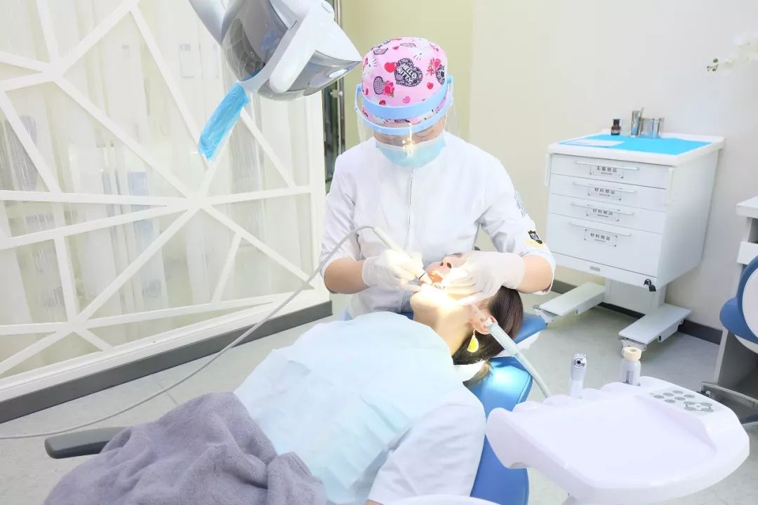 经历了简单的口腔检查后,接下来就是 消毒 洁牙 抛光,整个过程只需要