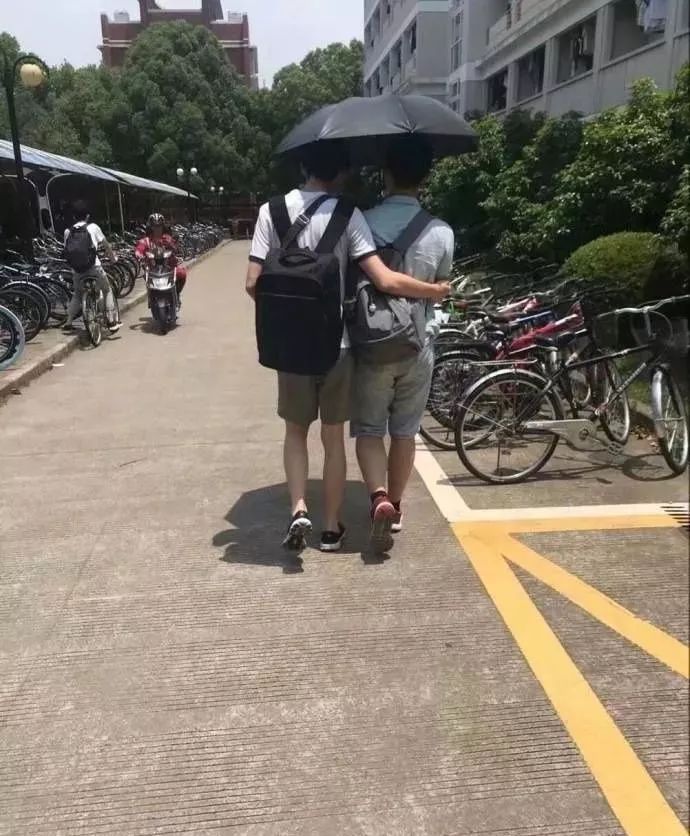 财大晚安是谁说男生在夏天不能打阳伞