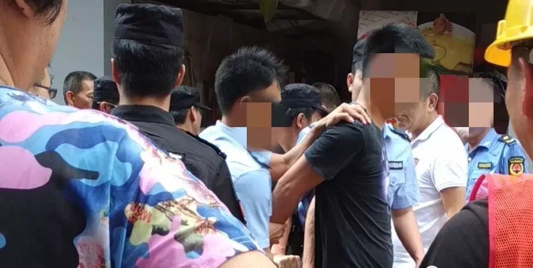 南湖市场附近一男子被警方带走