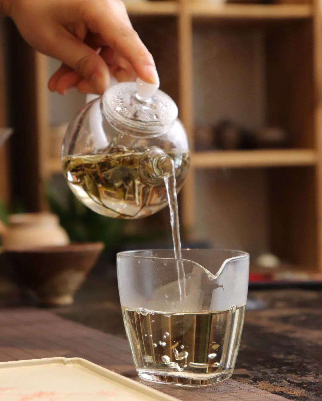 用玻璃杯泡白茶留根也能帮助茶汤滋味得到延续,让我们的品茶时间也能