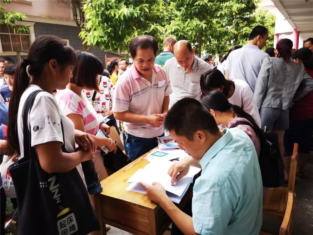 组图隆安三中高一招生现场家长学生挤破现场