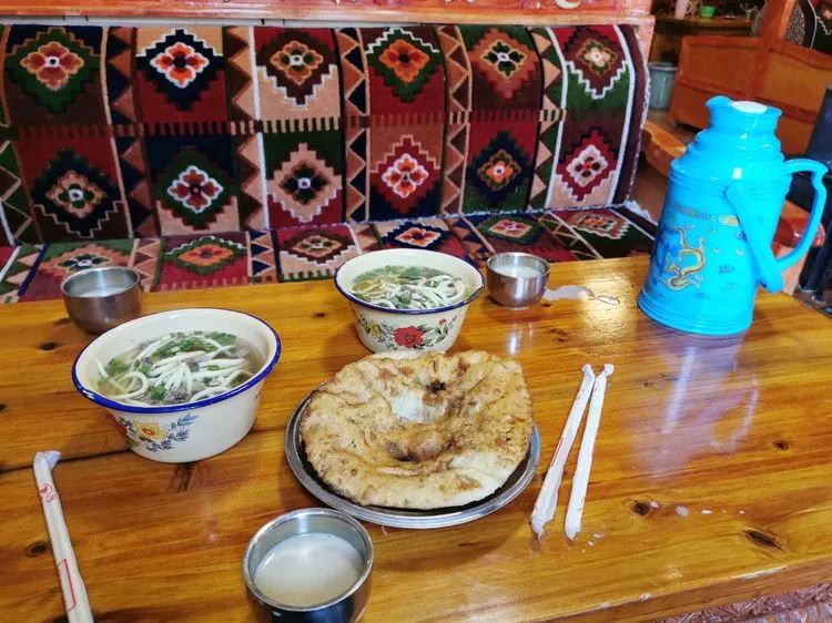 找了家藏餐馆吃早饭,牛肉饼加藏面,再来壶甜茶还是不错的.