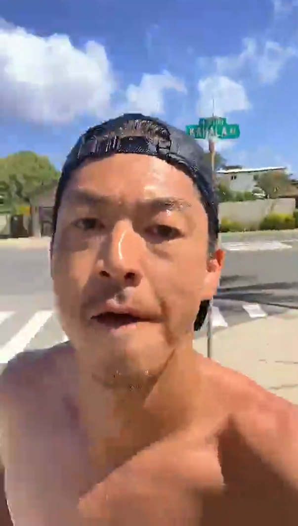 画面中黑泽良平全素颜亮相,戴着棒球帽,黝黑的肌肉结实的臂膀,整个人