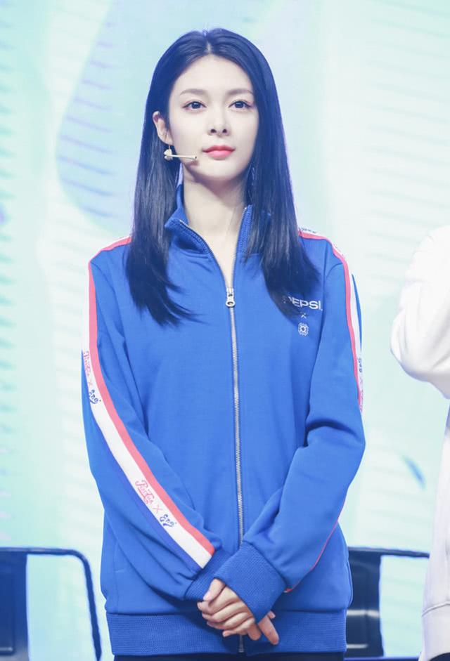 自己穿上要多丑有多丑的校服,却被傅菁穿出高级感,你是校花吧