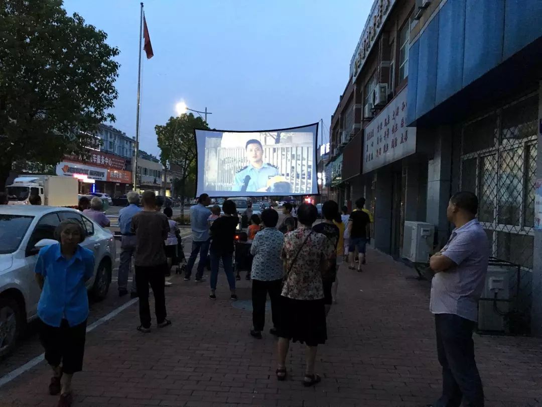 天香社区放映露天电影提高交通安全意识唤起居民红色回忆