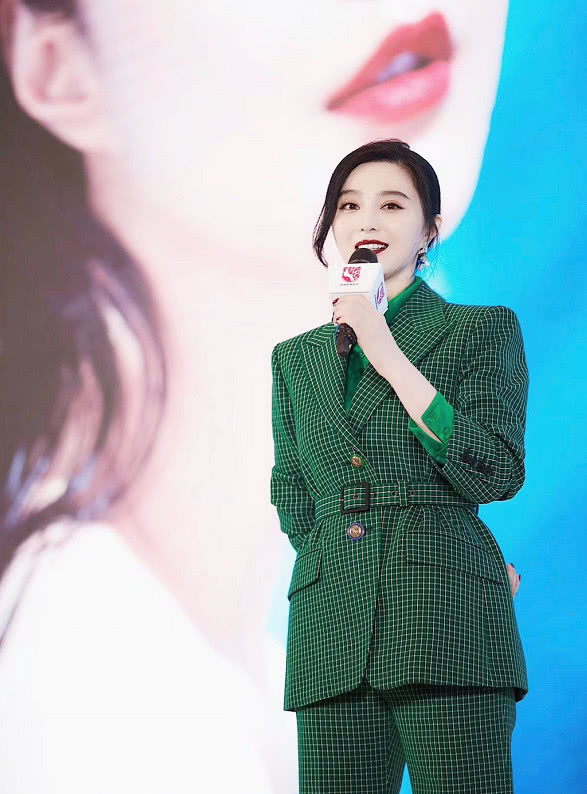 原创范冰冰身穿墨绿色格子西装出席活动 气场十足一副霸道总裁范儿