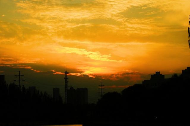 最美不过夕阳红黄昏的暮色唯美柔软夕阳从高楼中穿堂而过黄