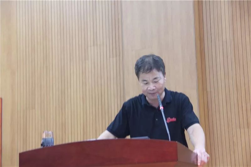 开营仪式由新圩学校朱金城副校长主持,集美大学外国语学院团委书记蓝