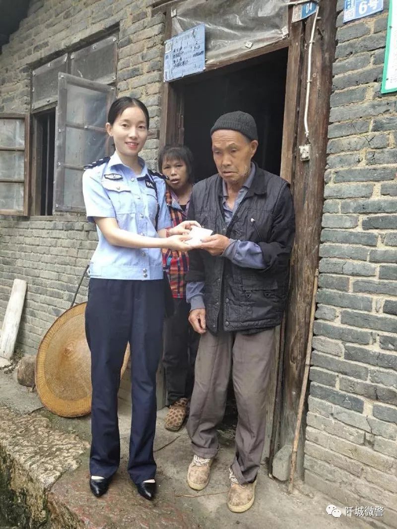 贵州石阡风雨中警花在为民路上绽放