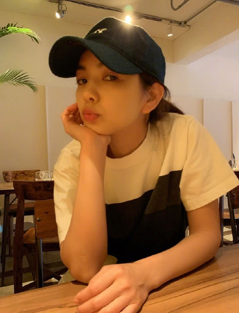 原创ella晒老公视角下美照吃饭不忘单手托腮嘟嘴卖萌超少女