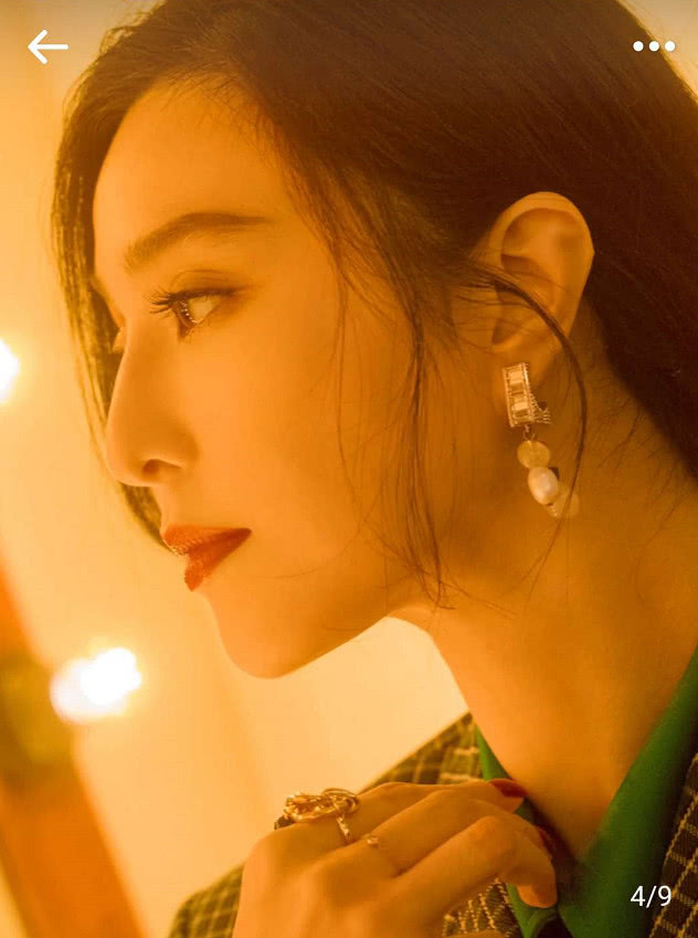 原创范冰冰晒活动美照涂大红唇脸白到发光分手后状态满分魅力不减