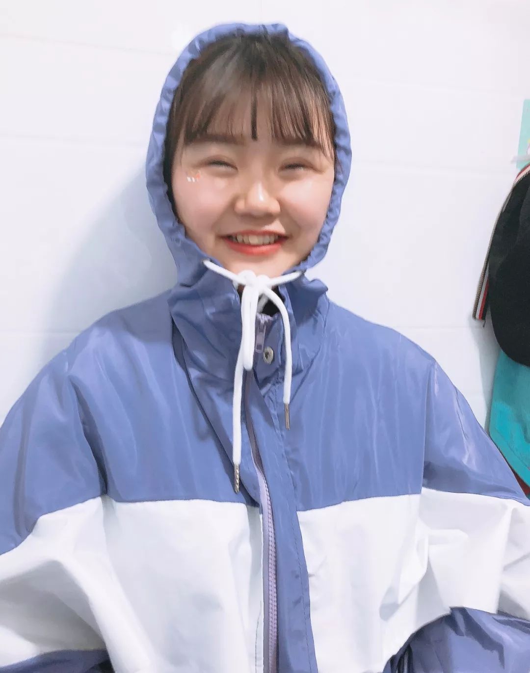 感觉自己笑起来很丑因为牙齿不齐这个23岁的女孩儿自卑到不敢大声说话