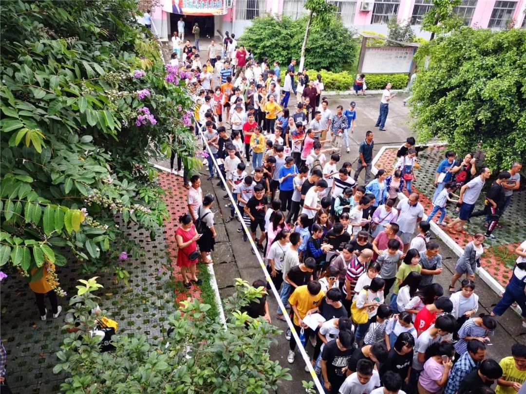 组图隆安三中高一招生现场家长学生挤破现场