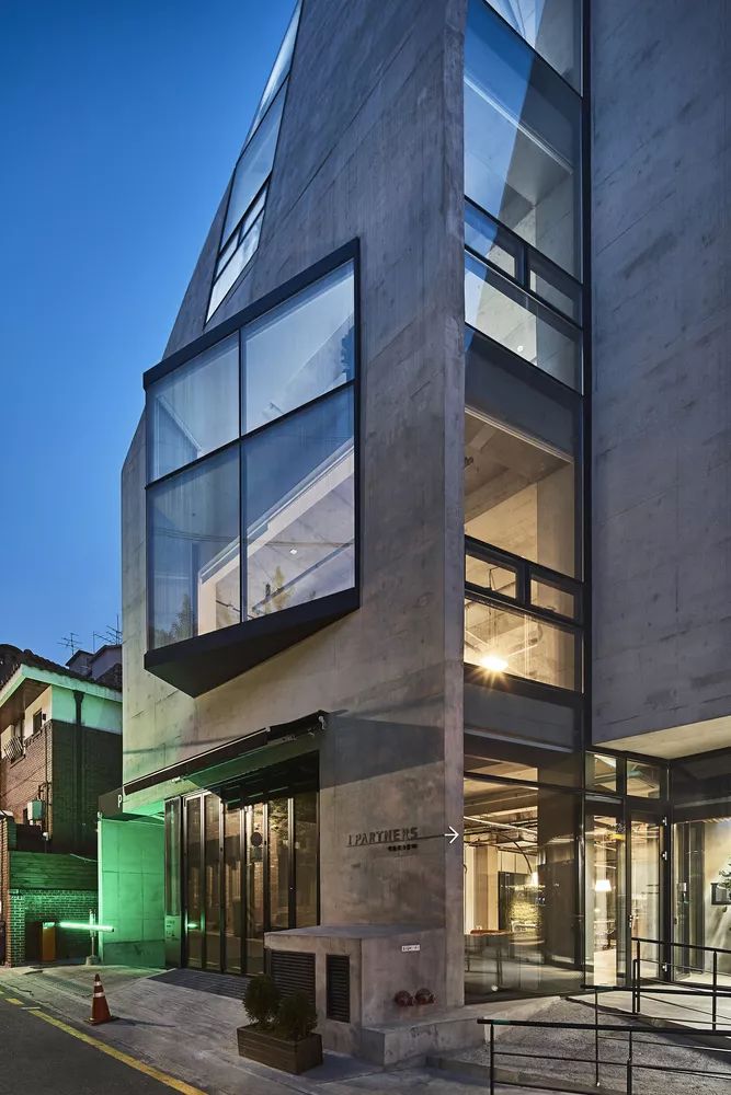 日光切割的摩登建筑现代化的办公楼设计装修