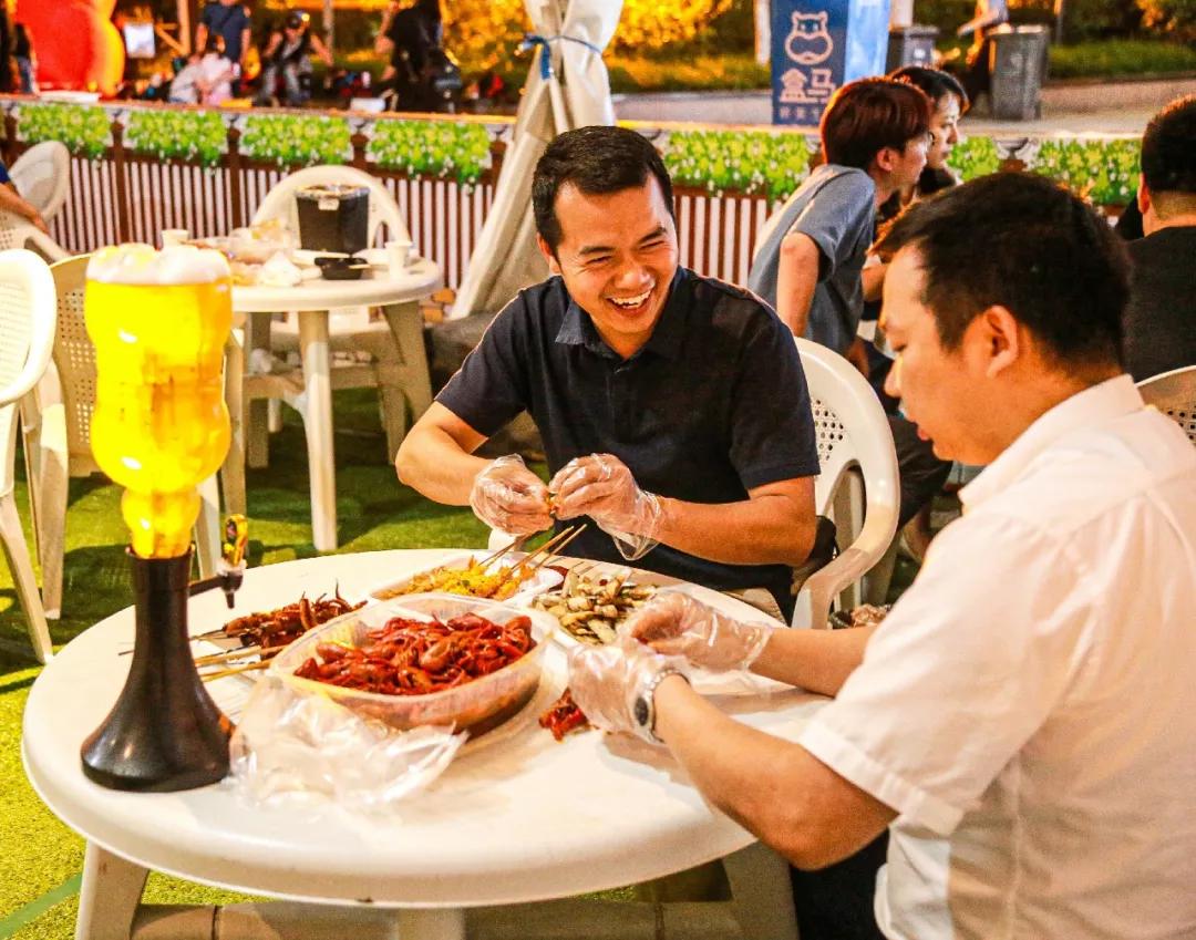 青岛人吃海鲜哈啤酒吃烧烤的好地方竟然是大拇指广场盒马啤酒花园