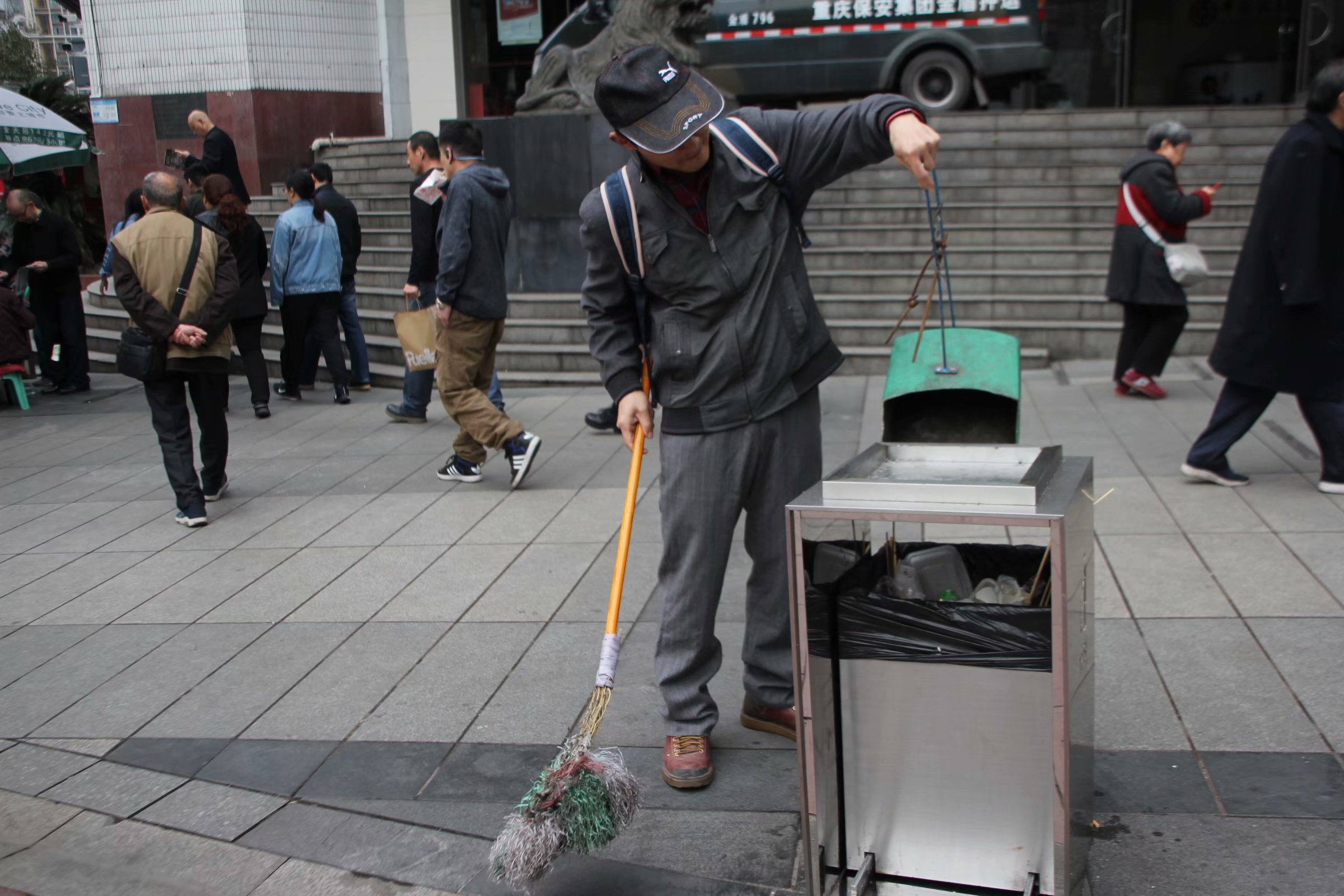 打扫卫生照片男生图片