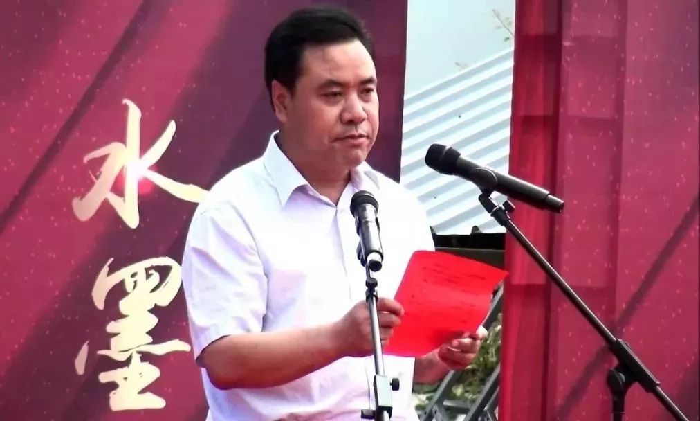 隆德县委书记袁秉和出席开幕式并宣布旅游节开幕.