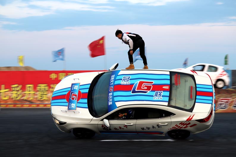 张掖上演真实版速度与激情炫酷车技表演