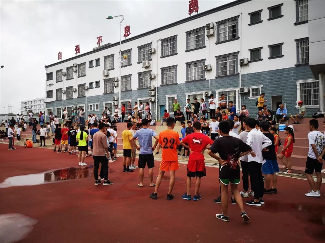 组图隆安三中高一招生现场家长学生挤破现场
