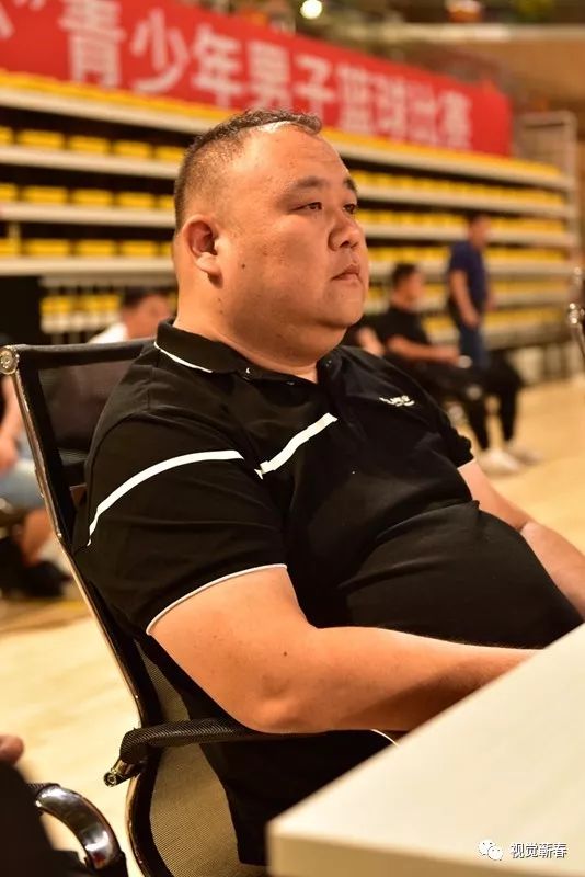 胡建铭同志为获得亚军代表队颁奖王立新同志为获得冠军代表队颁奖这张