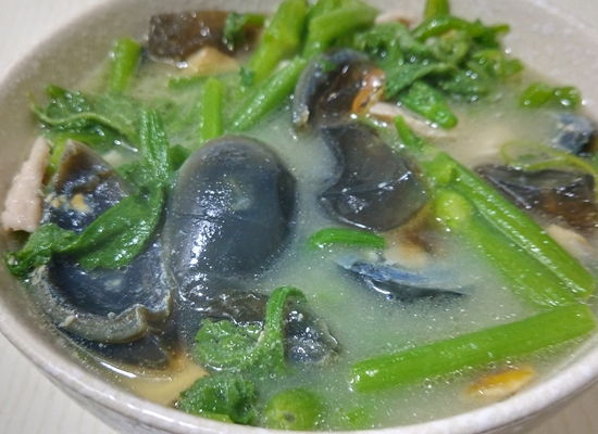 【上汤南瓜藤】食材:南瓜藤一把,瘦肉少量,京彩两个,生姜,料酒,淀粉