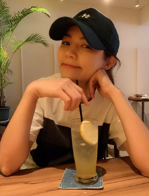 原创ella晒老公视角下美照吃饭不忘单手托腮嘟嘴卖萌超少女