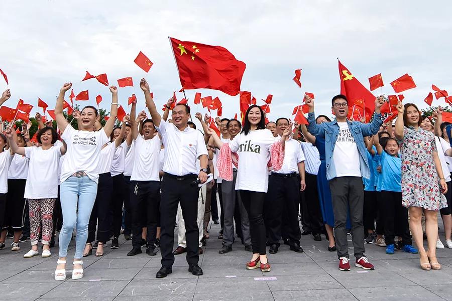 万人快闪《我和我的祖国》 燃动市民爱国激情