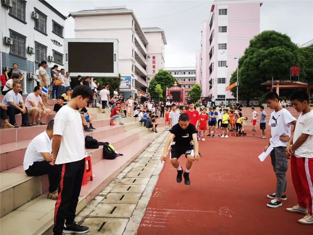 组图隆安三中高一招生现场家长学生挤破现场