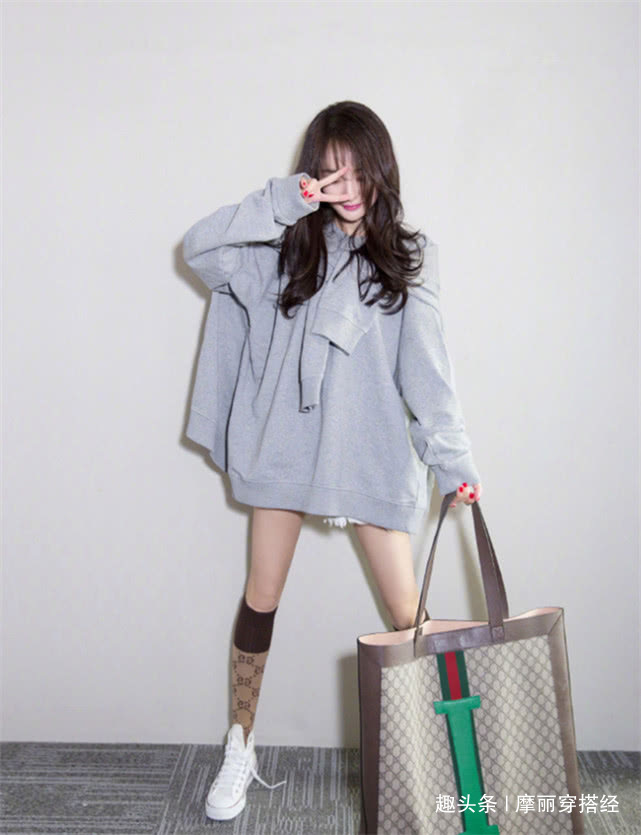 古力娜扎的这条纱裙,是我个人很爱好的,给人一种仙气飘飘的感觉呀,好