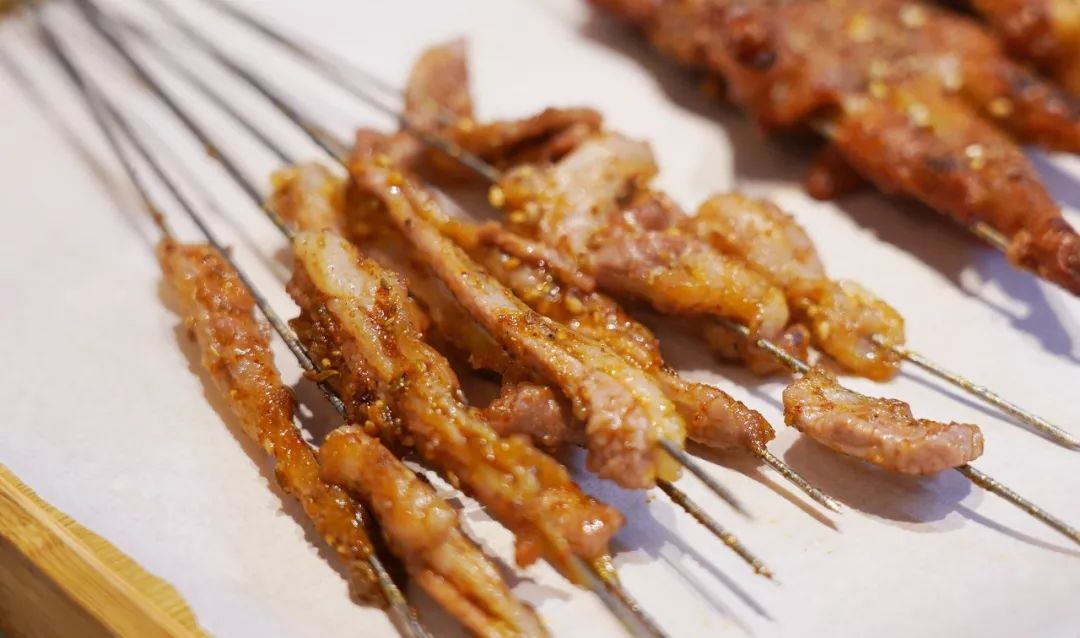 生烤鸡手这家店的烤鸡手味道也超正微微的焦甜味鸡手烤到外皮酥脆