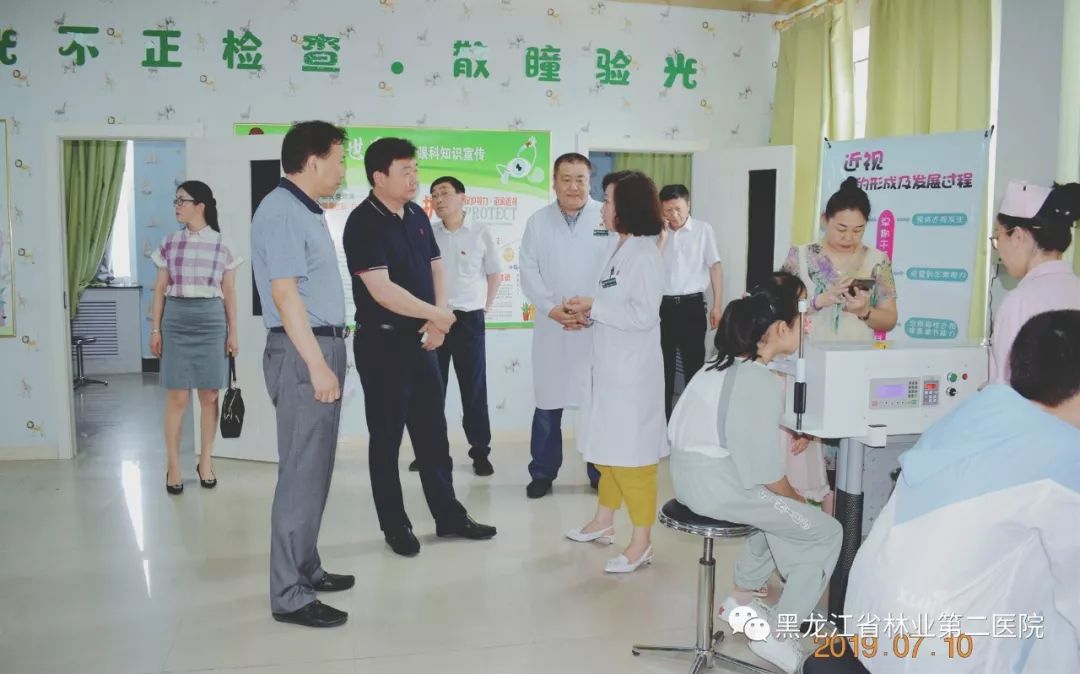 南岔区申勇区长携区卫生局,残联,教育局等单位领导来到医院实地参观.