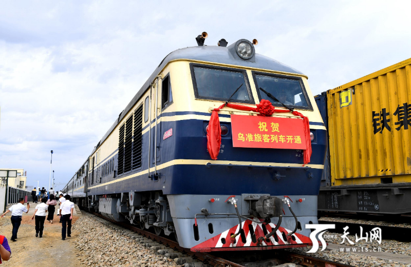 48,k9876次列车从准东开往乌鲁木齐,职工李飞首次乘坐火车从准东回