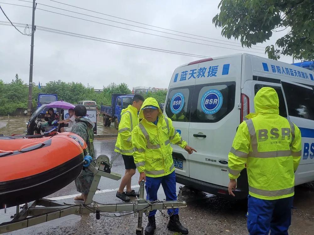 水漫湖城告急告急坚挺的身影是暴雨中的最美