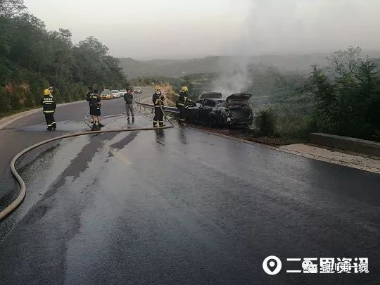 銅川一司機疲勞駕駛撞上護欄起火,整個車燒的只剩框架