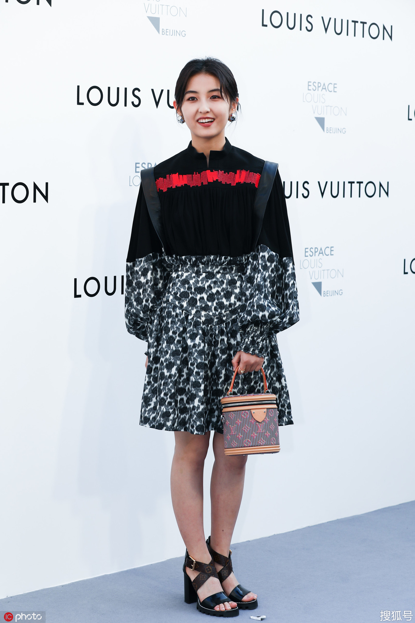 张子枫黑红衬衫很"增龄",豹纹裙宽带凉鞋似大妈