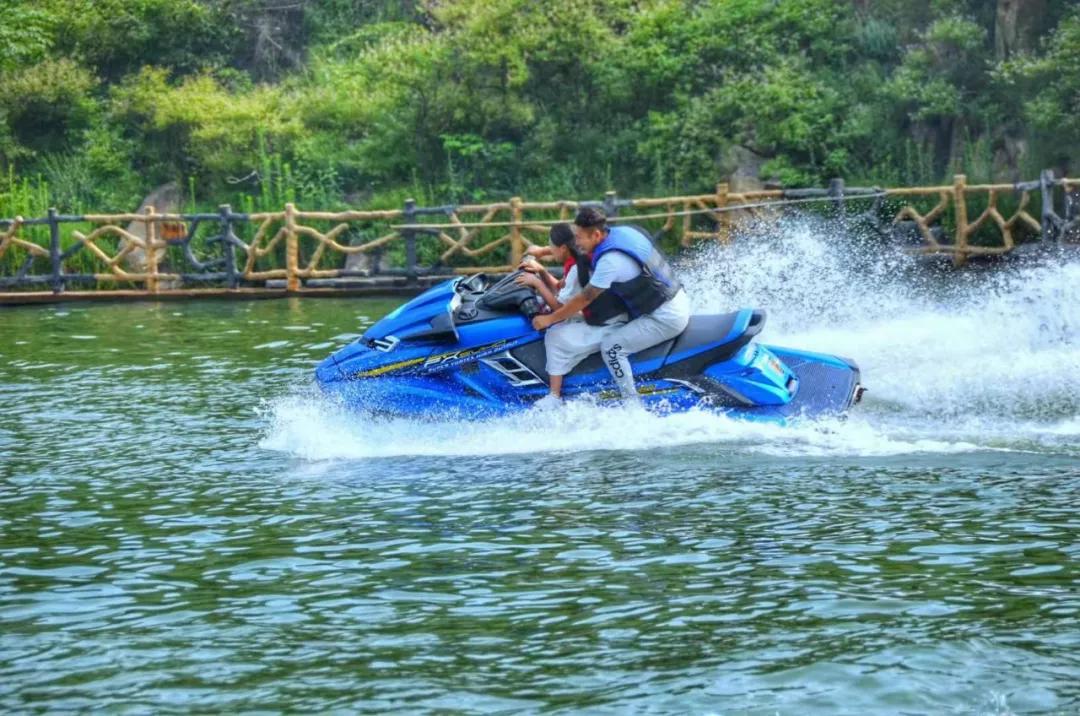 水上超多娱乐项目邀您免费坐!_水上乐园