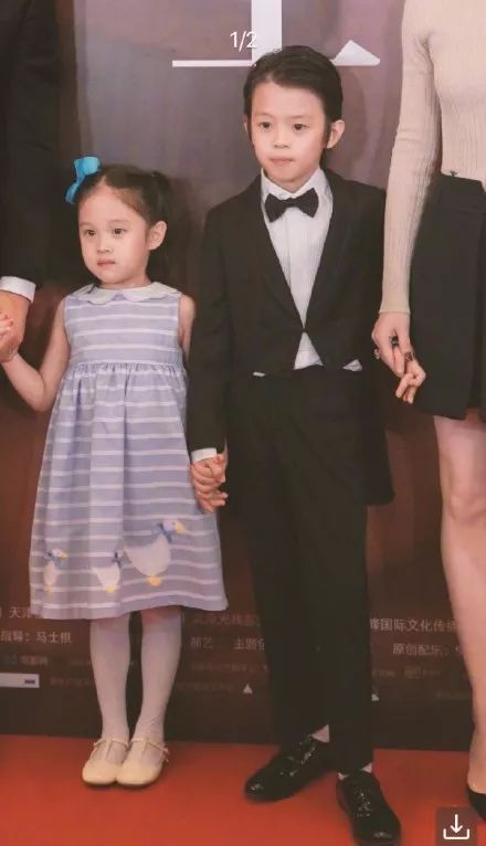 邓超孙俪带儿女走红毯,等等和小花终于正式露面,网友:肤色随老爸?
