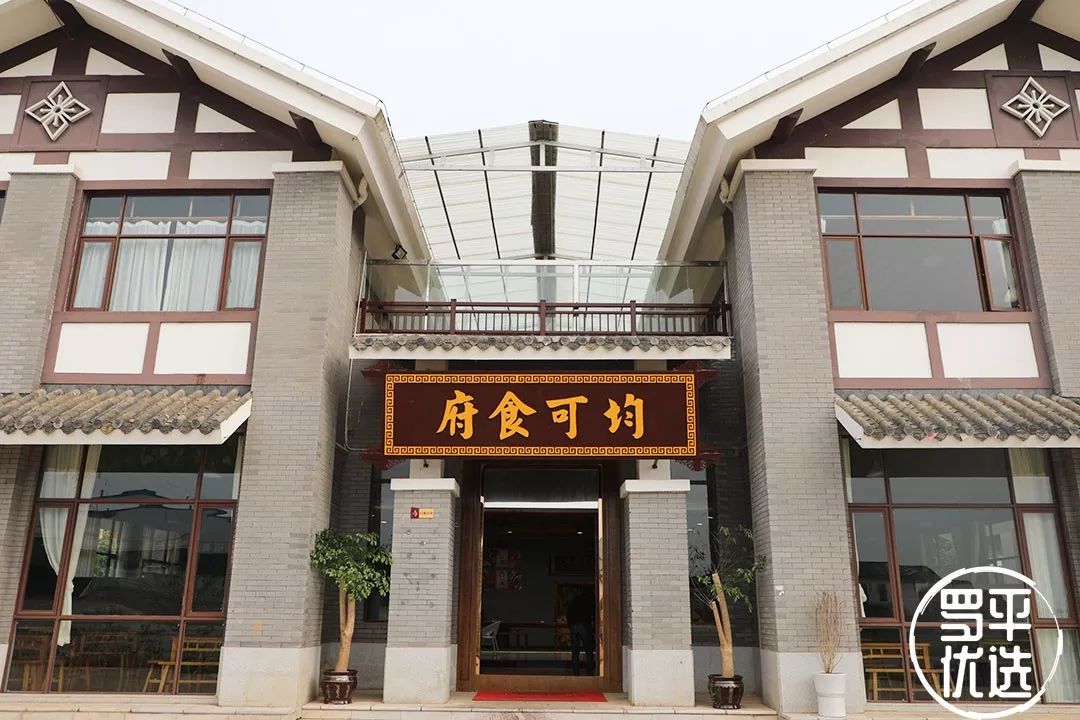 特色:石锅牛肉,粥鱼火锅,干锅鸡商家地址:罗平县花海驿小镇商家电话